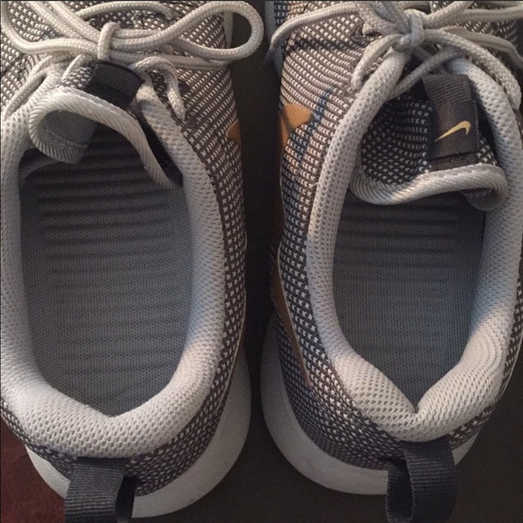 Nike Roshe (gold swoosh) 6 - Picture 2 of 4